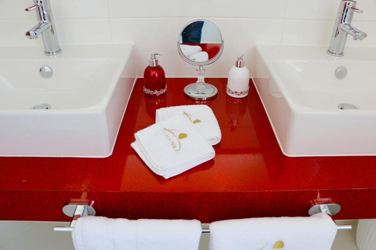 Suite mit einem Whirlpool auf der Terrasse